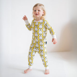 Kind, das das Kinder-Pyjama-Set Miffy „Hello Yellow“ aus Bambus trägt