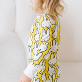 Kind, das das Kinder-Pyjama-Set Miffy „Hello Yellow“ aus Bambus trägt