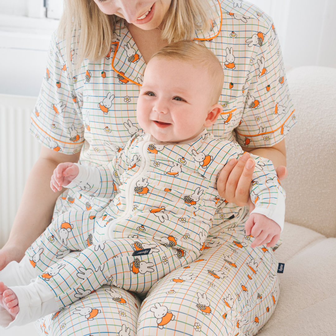 Baby im ZIPSTER x Miffy Baby-Strampler „Checkered Bloom“ aus Bambus