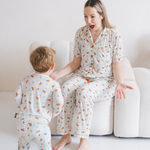 Kind, das das Bambus-Pyjama-Set „Children's Miffy Checkered Bloom“ trägt