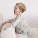 Kind, das das Bambus-Pyjama-Set „Children's Miffy Checkered Bloom“ trägt