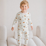 Kind, das das Bambus-Pyjama-Set „Children's Miffy Checkered Bloom“ trägt