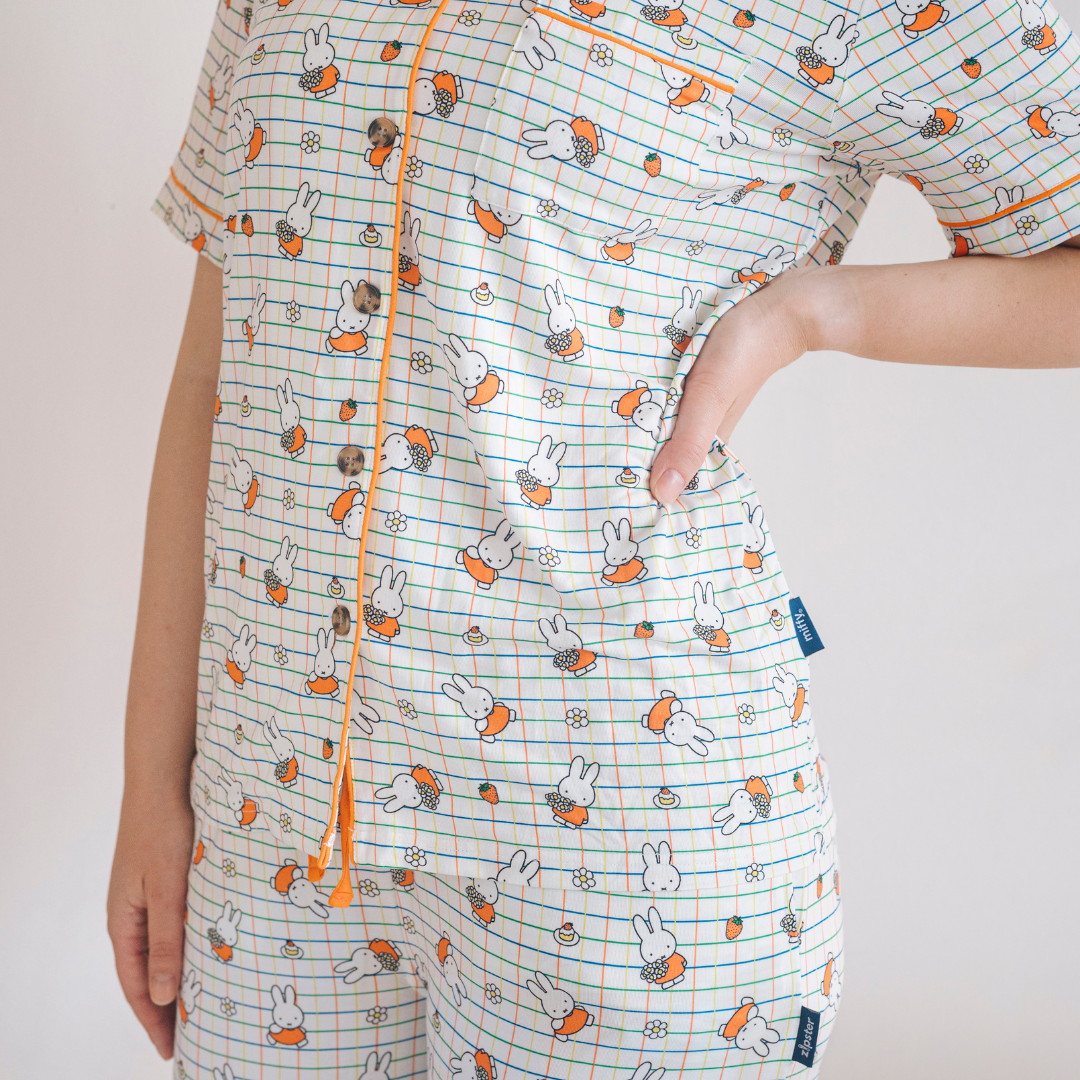 Женщина в женском комплекте пижамы из бамбука Ladies Miffy Checkered Bloom