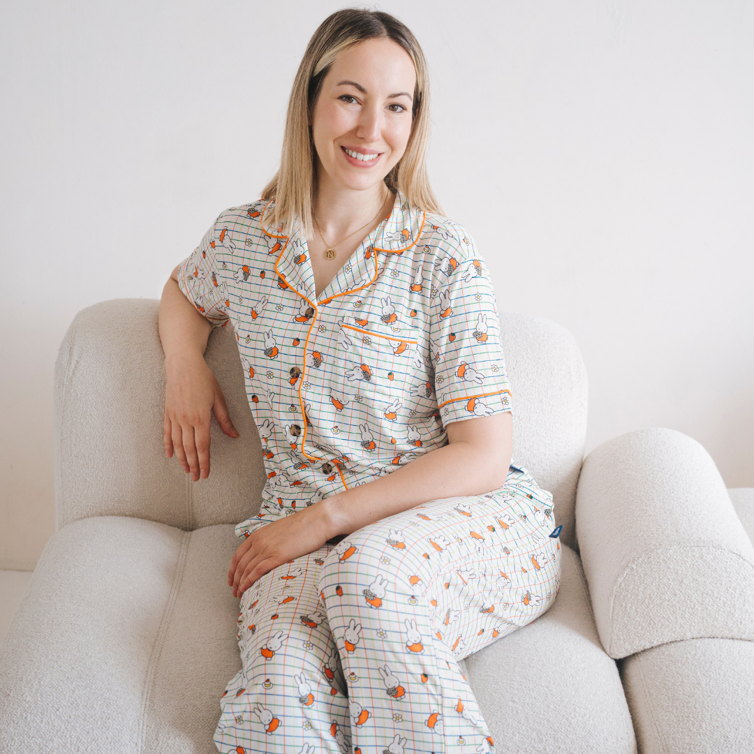 Frau, die das Damen-Pyjama-Set Miffy „Checkered Bloom“ aus Bambus trägt