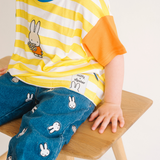 Kind, das das gestreifte „Bloom“-Kinder-T-Shirt mit Ringerkragen in der Farbe Miffy trägt