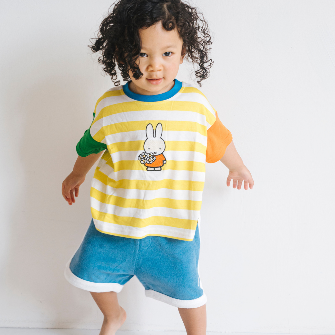 Kind, das das gestreifte „Bloom“-Kinder-T-Shirt mit Ringerkragen in der Farbe Miffy trägt