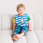 Kind, das das gestreifte „Move“-Kinder-T-Shirt mit Rippkragen in der Farbe Miffy trägt