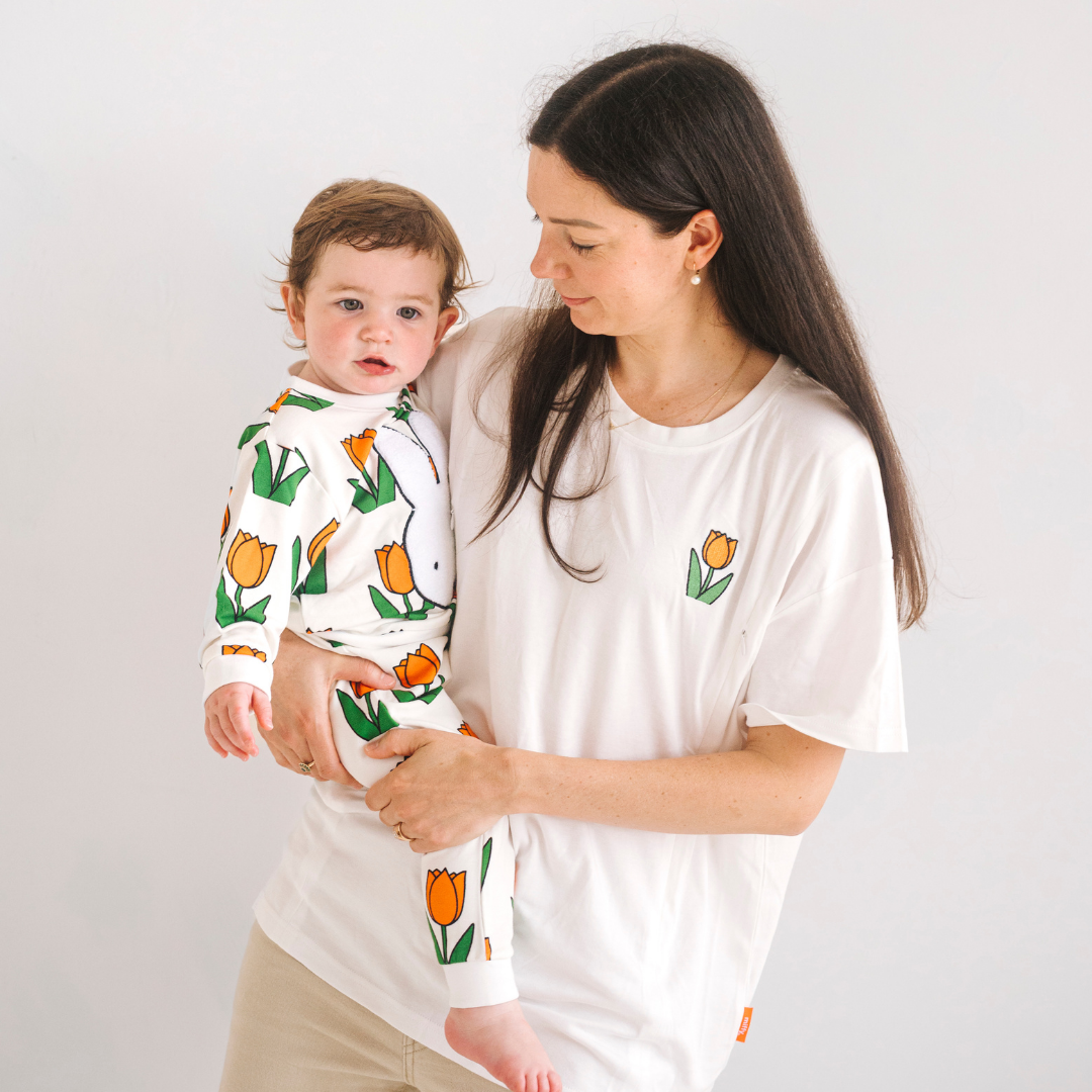 Frau, die das weiße Still-T-Shirt Miffy mit aufgestickter Tulpe und Stillreißverschlüssen trägt