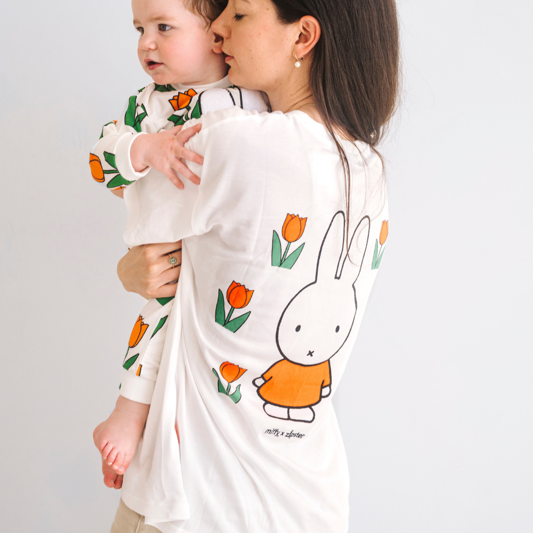Frau, die das weiße Still-T-Shirt Miffy mit aufgestickter Tulpe und Stillreißverschlüssen trägt