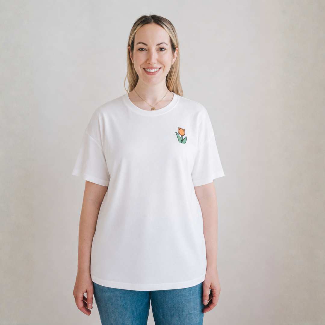 Frau, die das weiße Still-T-Shirt Miffy mit aufgestickter Tulpe und Stillreißverschlüssen trägt