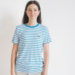Frau, die das gestreifte Still-T-Shirt Miffy mit verdeckten Stillreißverschlüssen trägt