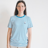 Frau, die das gestreifte Still-T-Shirt Miffy mit verdeckten Stillreißverschlüssen trägt