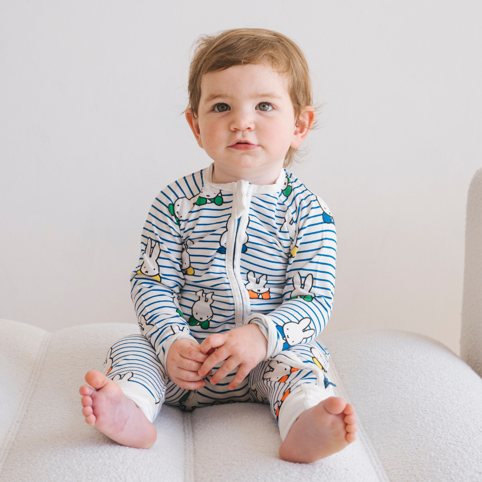 Baby im ZIPSTER x Miffy Peek-a-Boo Blue Bambus-Strampler