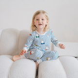 Kind, das das Kinder-Pyjama-Set „Miffy Peek-a-Boo Blue“ aus Bambus trägt