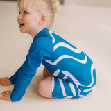 Swimster cavalca l'onda