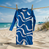 Swimster cavalca l'onda