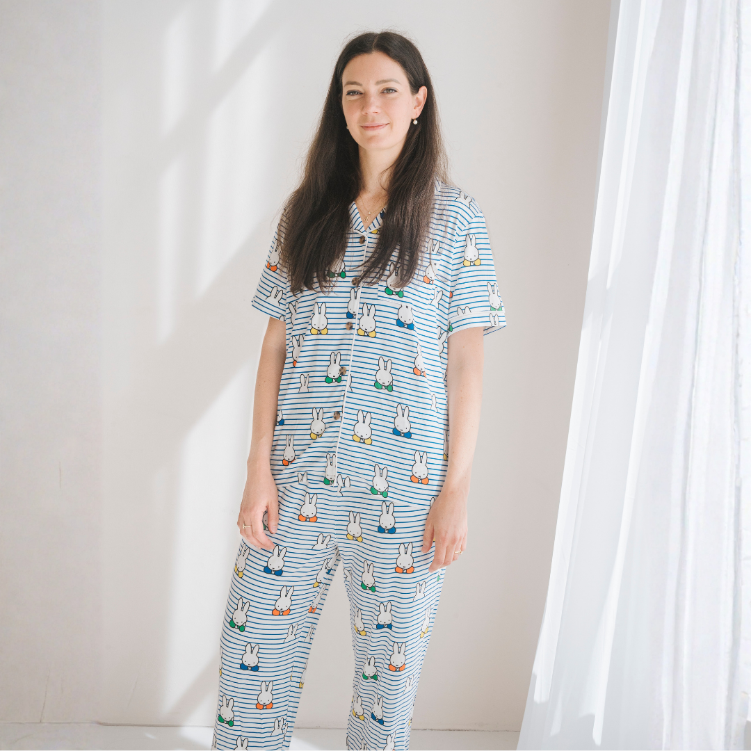 Frau, die das Damen-Pyjama-Set Miffy „Peek-a-Boo Blue“ aus Bambus trägt