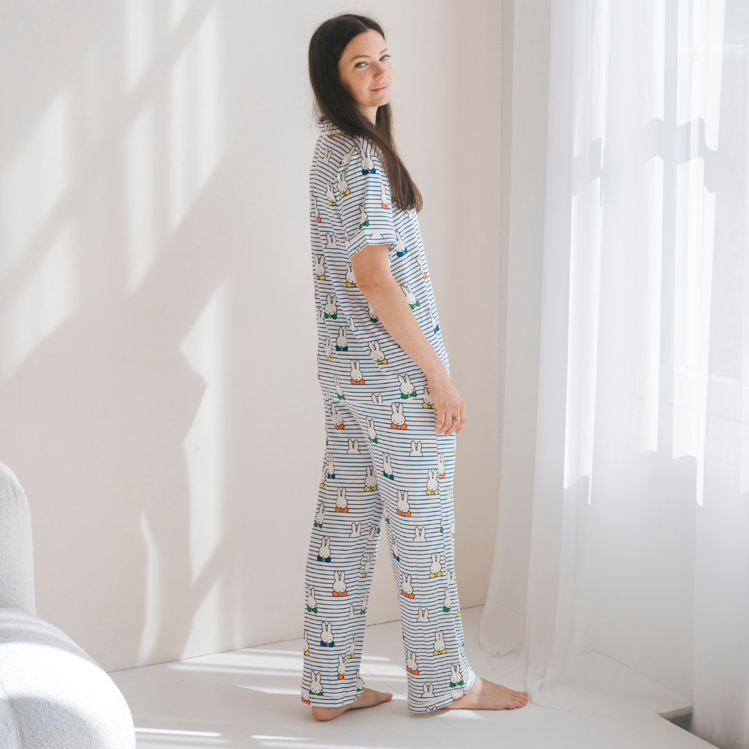 Frau, die das Damen-Pyjama-Set Miffy „Peek-a-Boo Blue“ aus Bambus trägt