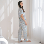 Frau, die das Damen-Pyjama-Set Miffy „Peek-a-Boo Blue“ aus Bambus trägt