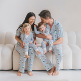 Kind, das das Kinder-Pyjama-Set „Miffy Peek-a-Boo Blue“ aus Bambus trägt