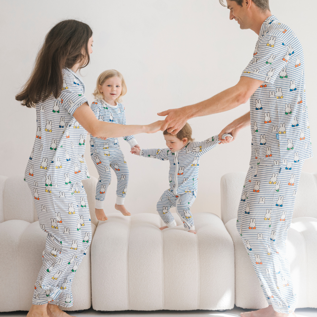 Frau, die das Damen-Pyjama-Set Miffy „Peek-a-Boo Blue“ aus Bambus trägt