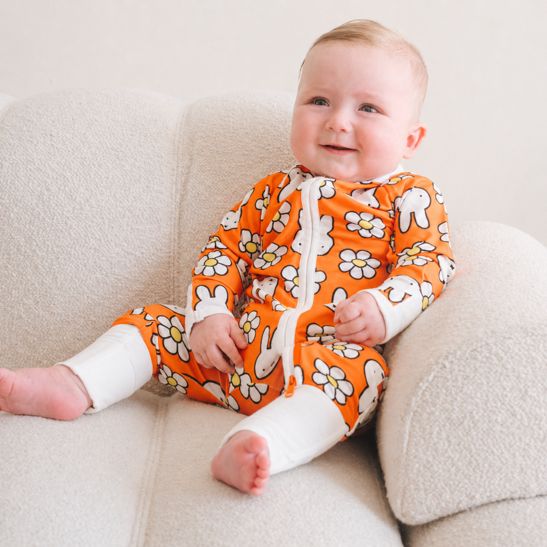 Baby im ZIPSTER x Miffy Daisy Days Bambus-Strampler