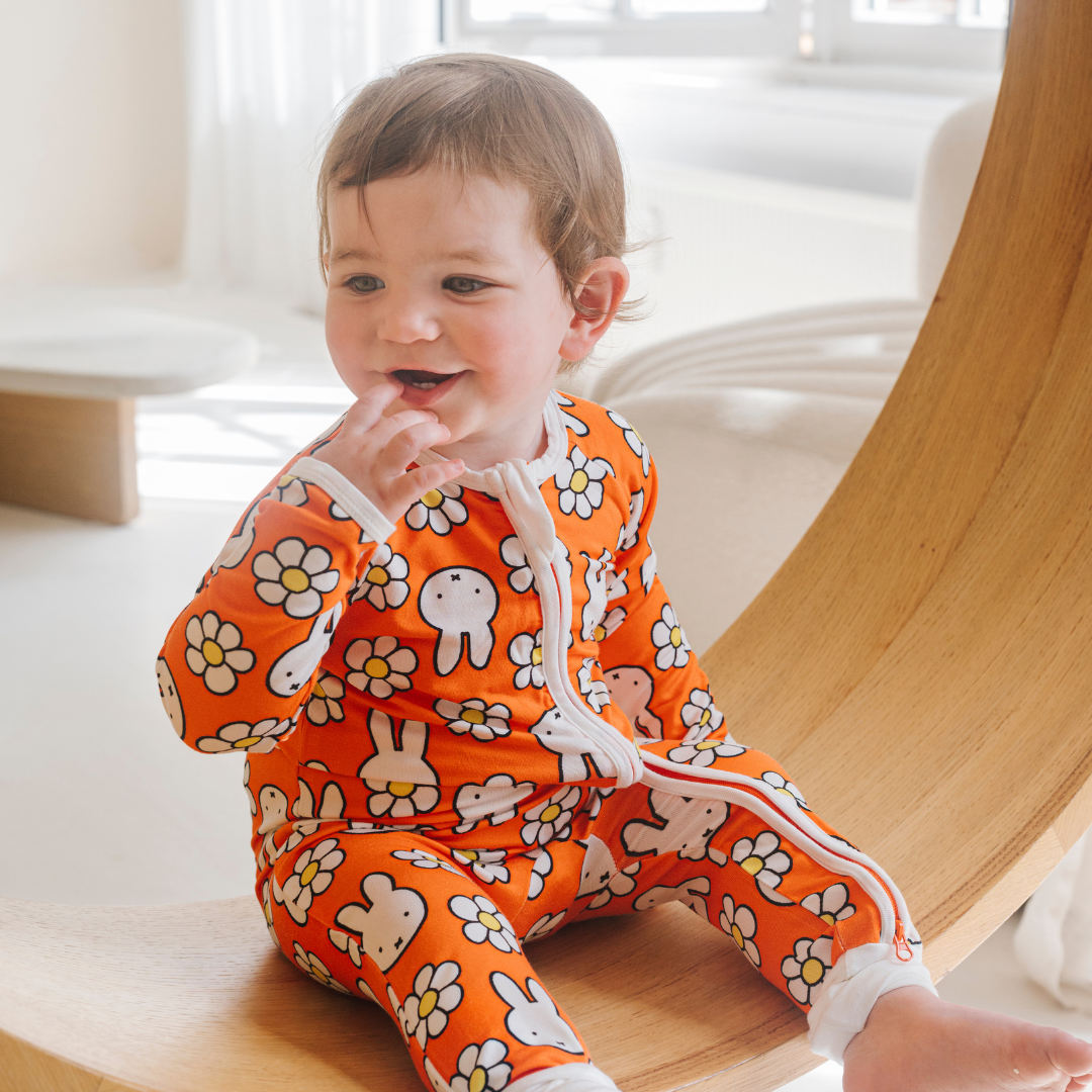 Barnet bär ZIPSTER x Miffy Daisy Days bambu-babyoverall