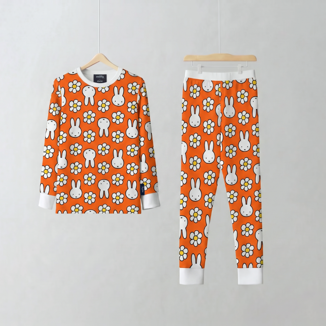 Kind, das das Bambus-Pyjama-Set „Daisy Days“ von Miffy für Kinder trägt