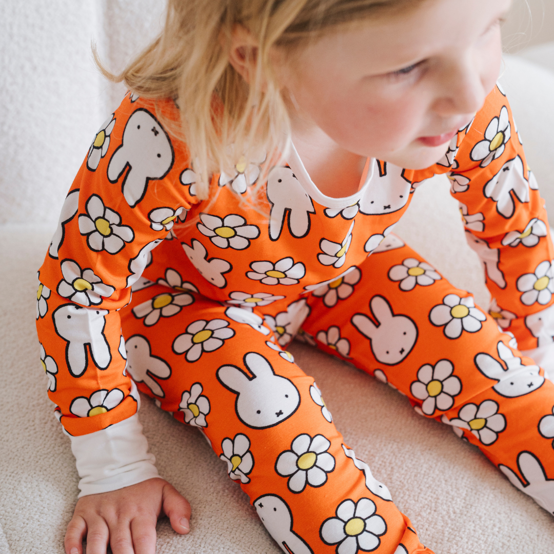 Kind, das das Bambus-Pyjama-Set „Daisy Days“ von Miffy für Kinder trägt
