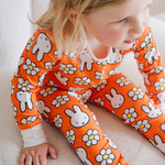 Kind, das das Bambus-Pyjama-Set „Daisy Days“ von Miffy für Kinder trägt