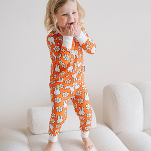 Kind, das das Bambus-Pyjama-Set „Daisy Days“ von Miffy für Kinder trägt