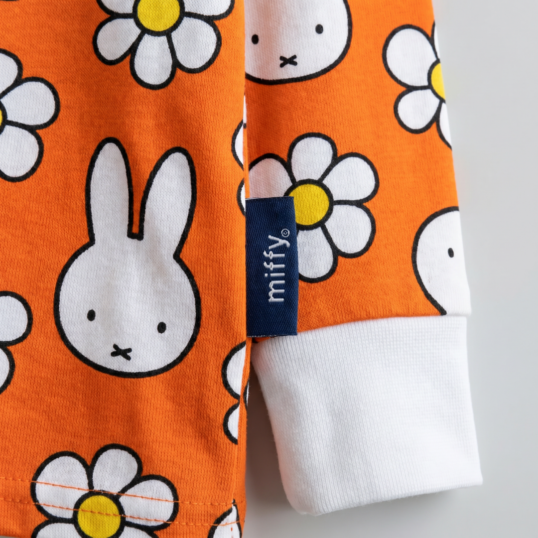 Kind, das das Bambus-Pyjama-Set „Daisy Days“ von Miffy für Kinder trägt