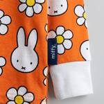 Kind, das das Bambus-Pyjama-Set „Daisy Days“ von Miffy für Kinder trägt