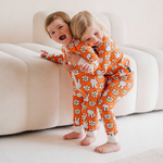 Kind, das das Bambus-Pyjama-Set „Daisy Days“ von Miffy für Kinder trägt