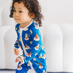 Barn som bär ZIPSTER x Miffy Starry Sleep-bambubarnkläder