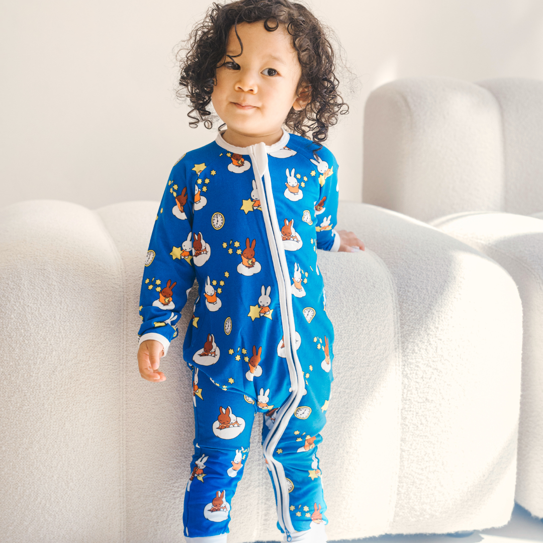 Baby im ZIPSTER x Miffy „Starry Sleep“-Bambus-Strampler