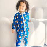 Barn som bär ZIPSTER x Miffy Starry Sleep-bambubarnkläder