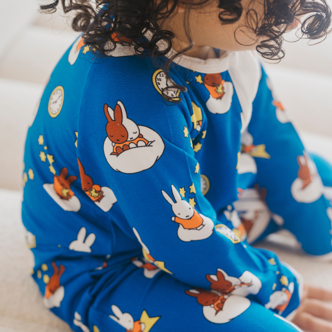 Barn som bär ZIPSTER x Miffy Starry Sleep-bambubarnkläder