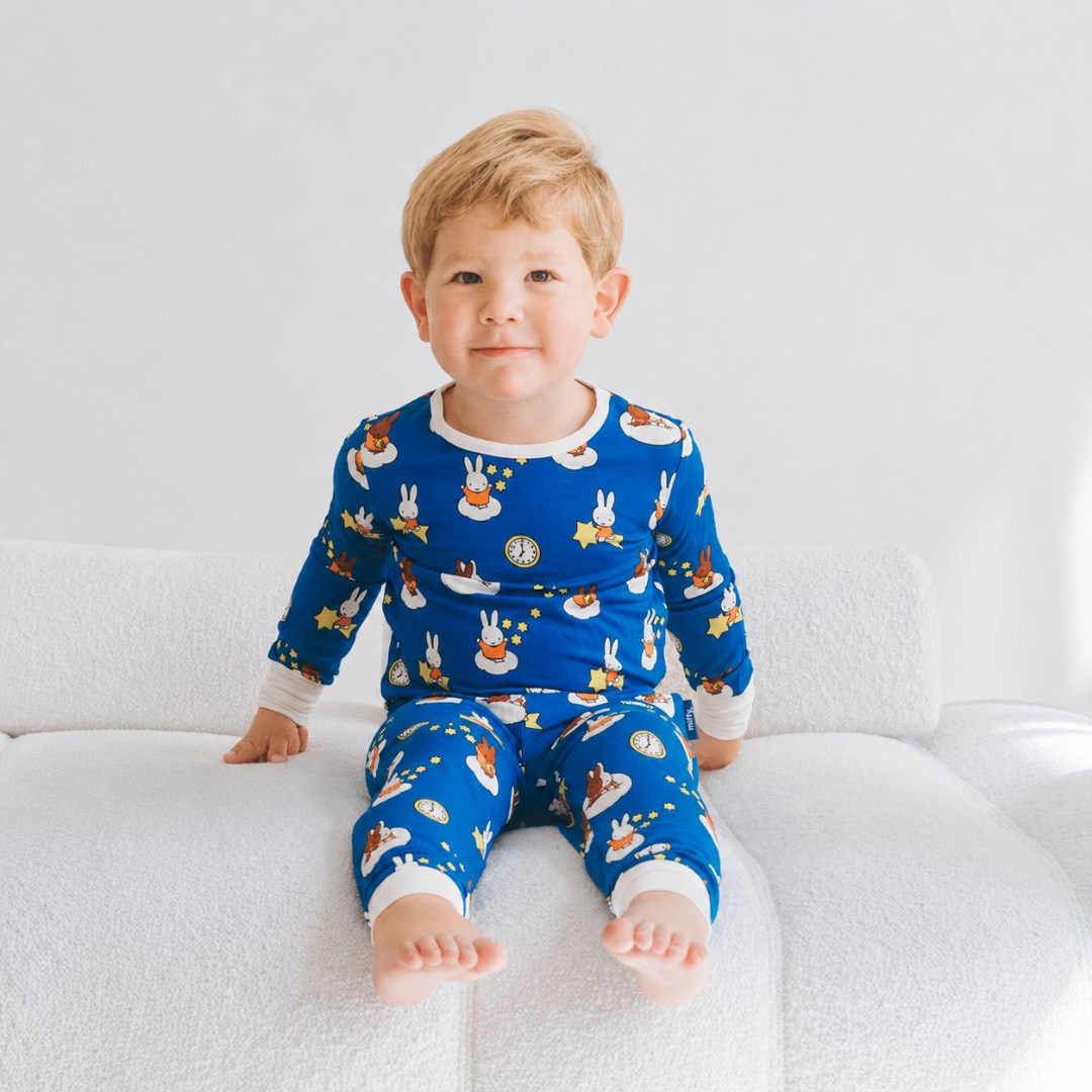 Kind, das das Bambus-Pyjama-Set „Children's Miffy Starry Sleep“ trägt