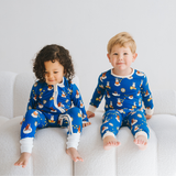 Barn som bär ZIPSTER x Miffy Starry Sleep-bambubarnkläder