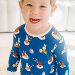 Kind, das das Bambus-Pyjama-Set „Children's Miffy Starry Sleep“ trägt
