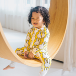 Baby im ZIPSTER x Miffy „Hello Yellow“ Bambus-Strampler