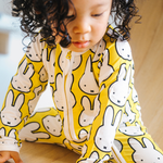 Baby im ZIPSTER x Miffy „Hello Yellow“ Bambus-Strampler