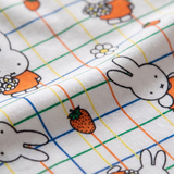 Nahaufnahme des weichen Bambusstoffs des Kinder-Pyjama-Sets Miffy „Checkered Bloom“ aus Bambus