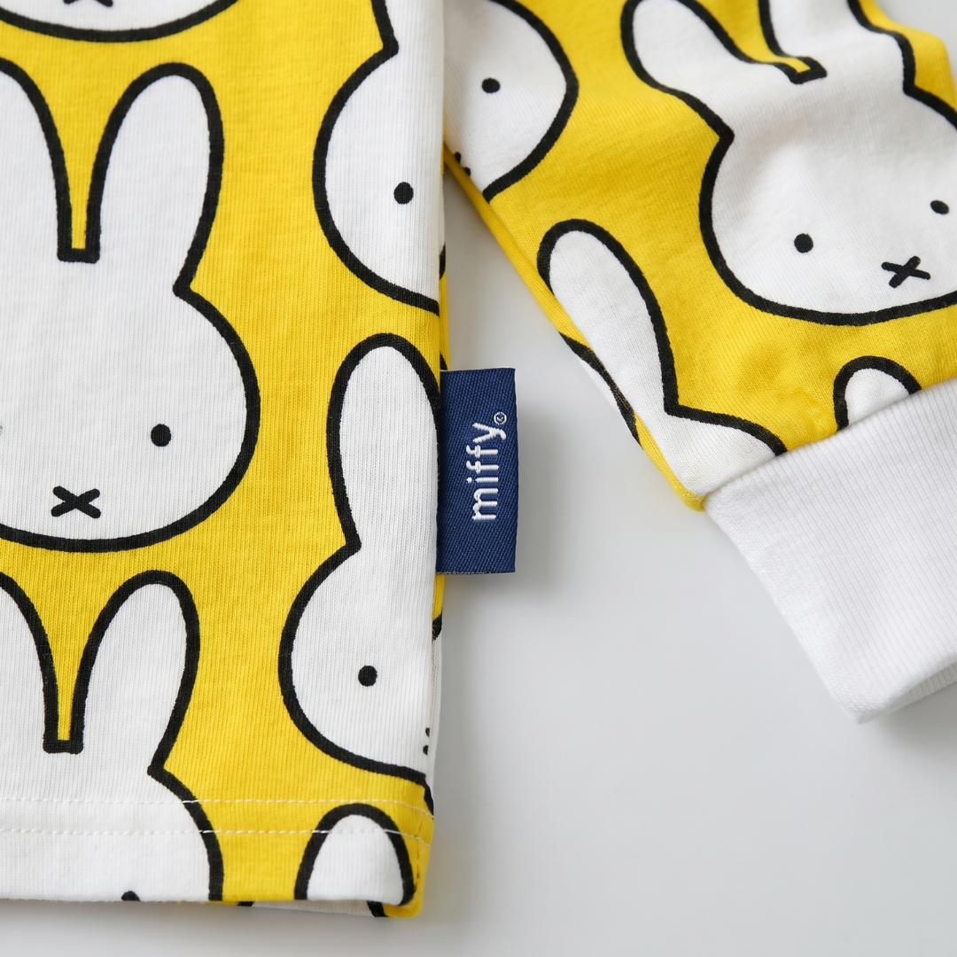 Miffy x Zipster gewebtes Etikett auf dem Kinder-Miffy „Hello Yellow“-Bambus-Pyjama-Set