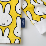 Miffy x Zipster gewebtes Etikett auf dem Kinder-Miffy „Hello Yellow“-Bambus-Pyjama-Set
