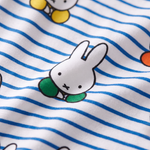 Nahaufnahme des weichen Bambusstoffs des Kinder-Pyjama-Sets „Miffy Peek-a-Boo Blue“ aus Bambus