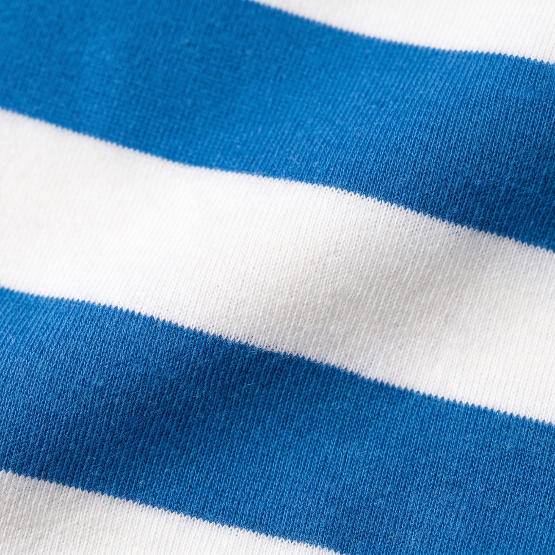 Nahaufnahme des weichen Bambusgewebes des gestreiften „Move“-Kinder-T-Shirts mit Ringer-Kragen von Miffy