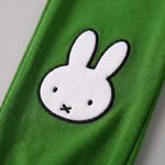 Design-Detail am Miffy des „Move“-Bambus-Lounge-Sets mit Fahrrad-Sweatshirt und grüner Jogginghose