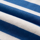 Nahaufnahme des weichen Bambusstoffs des Miffy aus dem „Move Bamboo Lounge Set“ mit Fahrrad-Sweatshirt und grüner Jogginghose